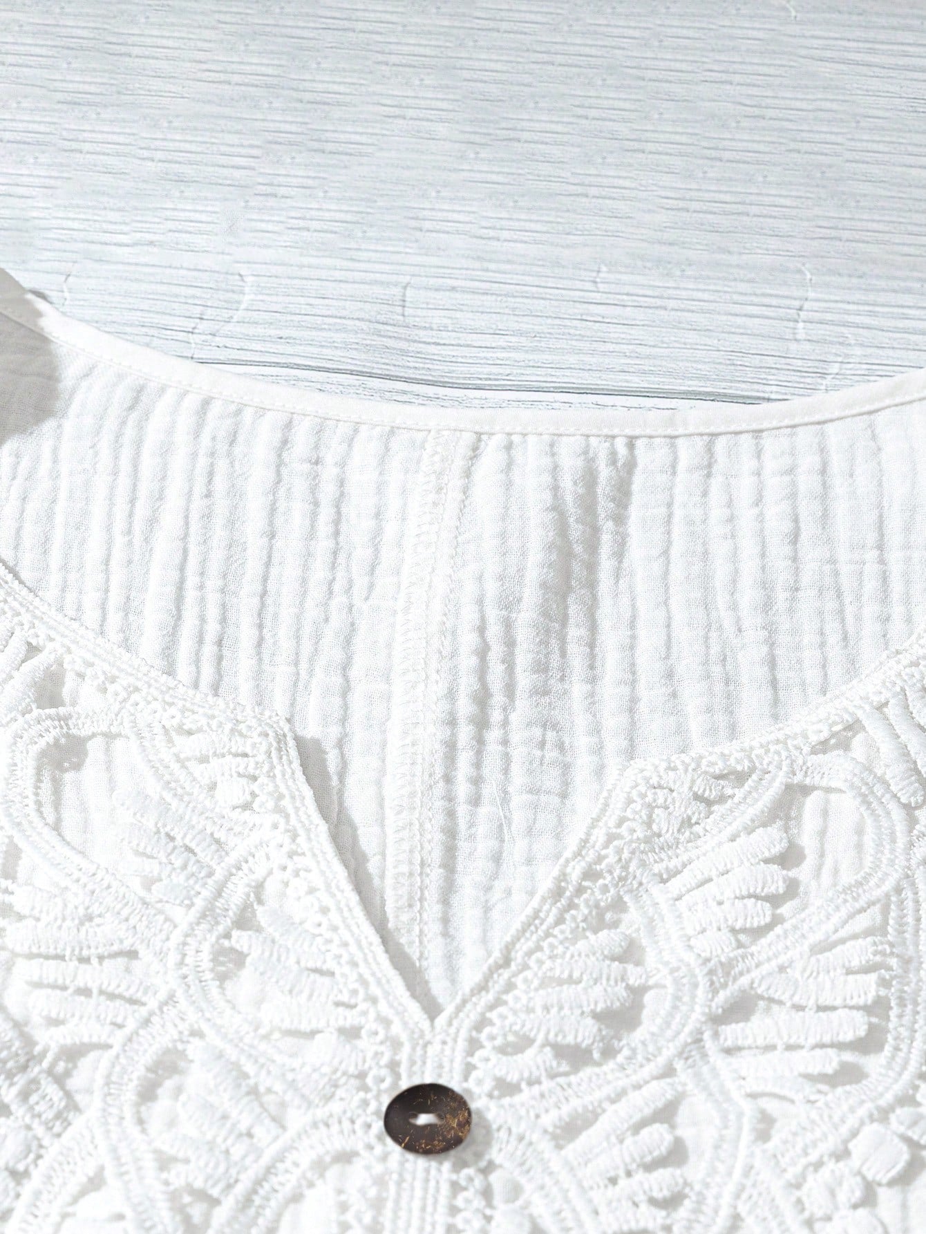 Camisa Feminina com Decote Vazado e Renda Contrastante - Noely. Plus size