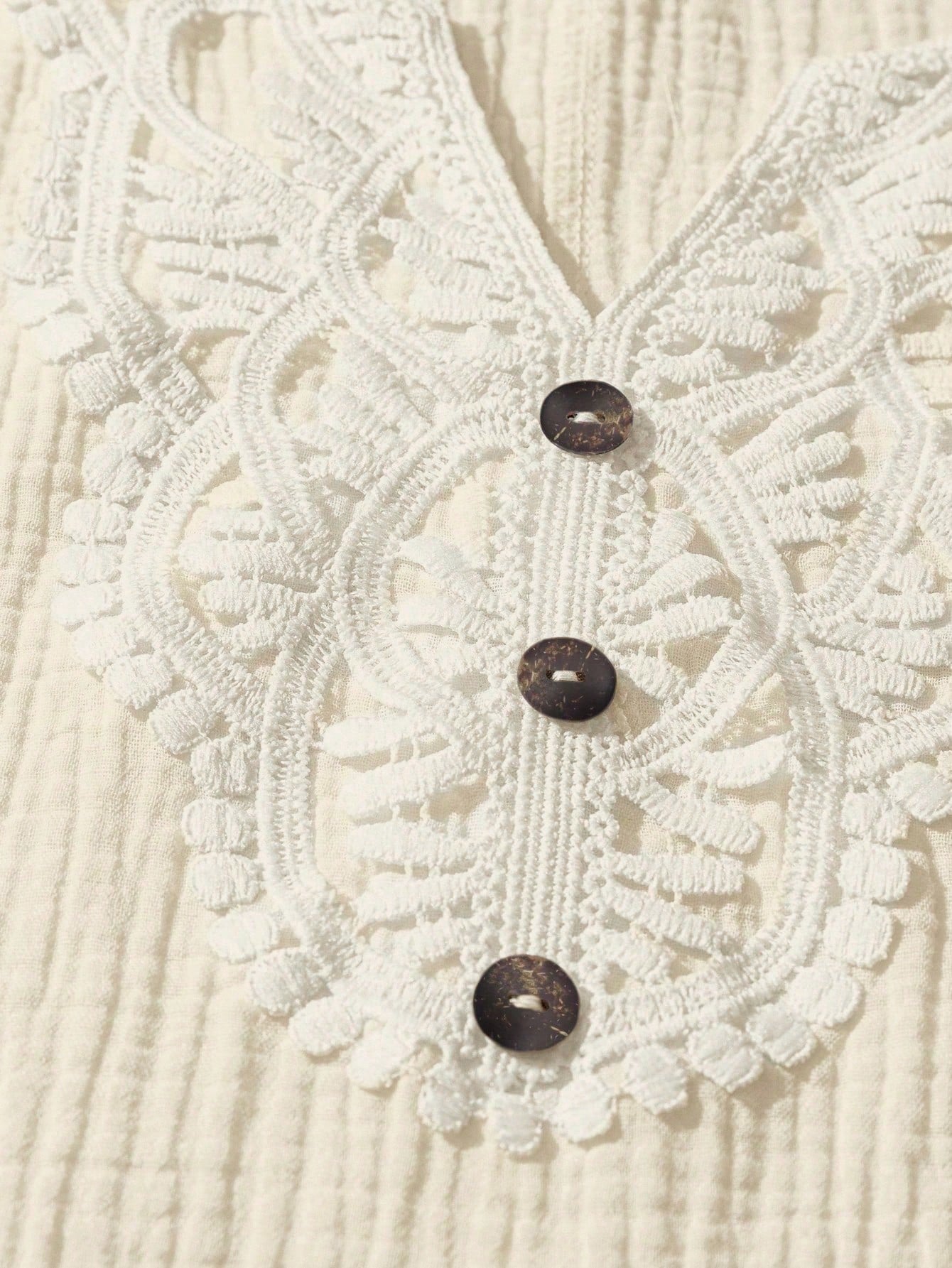 Camisa Feminina com Decote Vazado e Renda Contrastante - Noely. Plus size