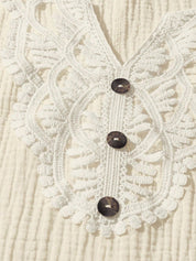 Camisa Feminina com Decote Vazado e Renda Contrastante - Noely. Plus size