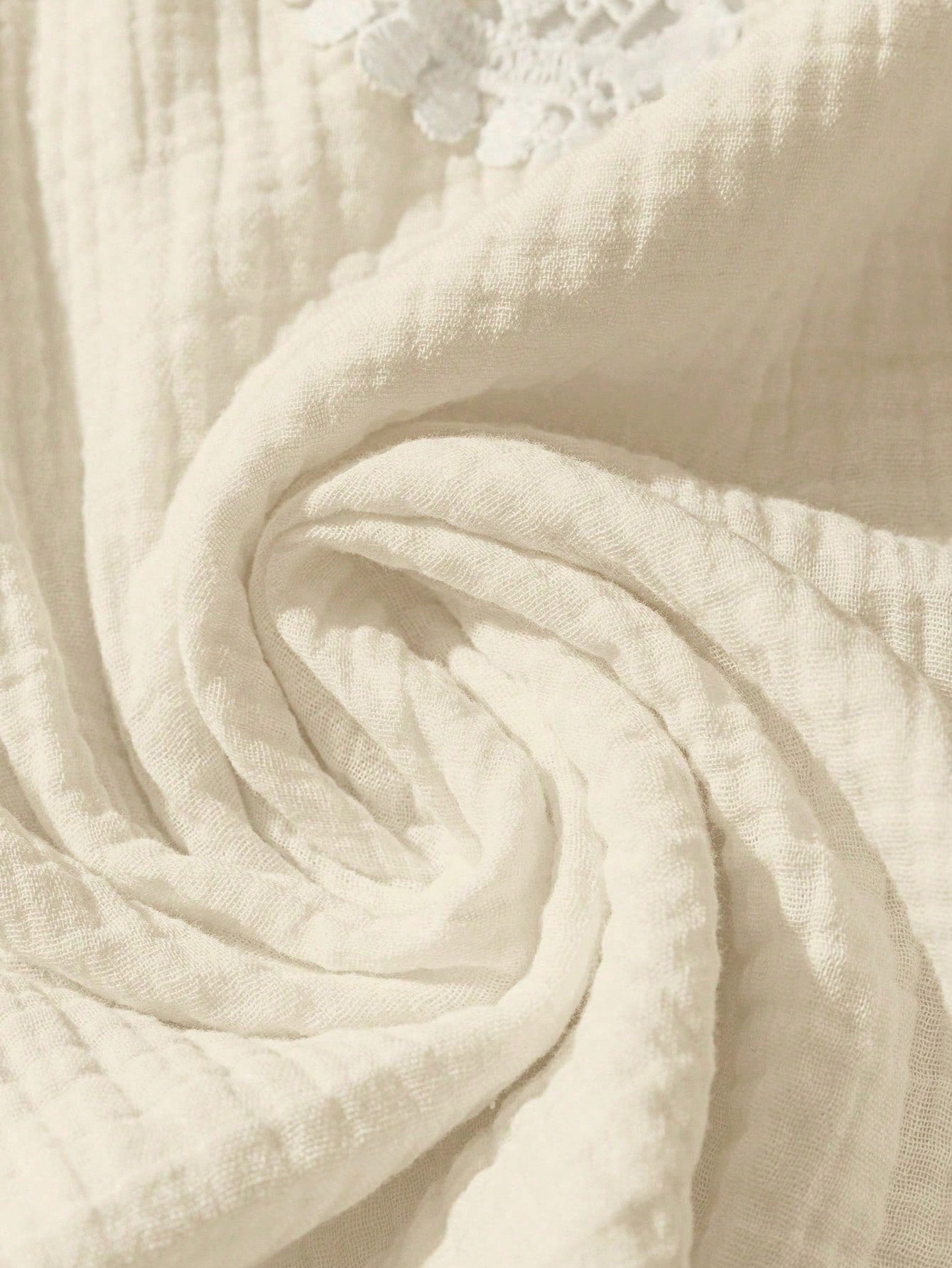 Camisa Feminina com Decote Vazado e Renda Contrastante - Noely. Plus size