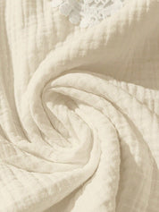 Camisa Feminina com Decote Vazado e Renda Contrastante - Noely. Plus size