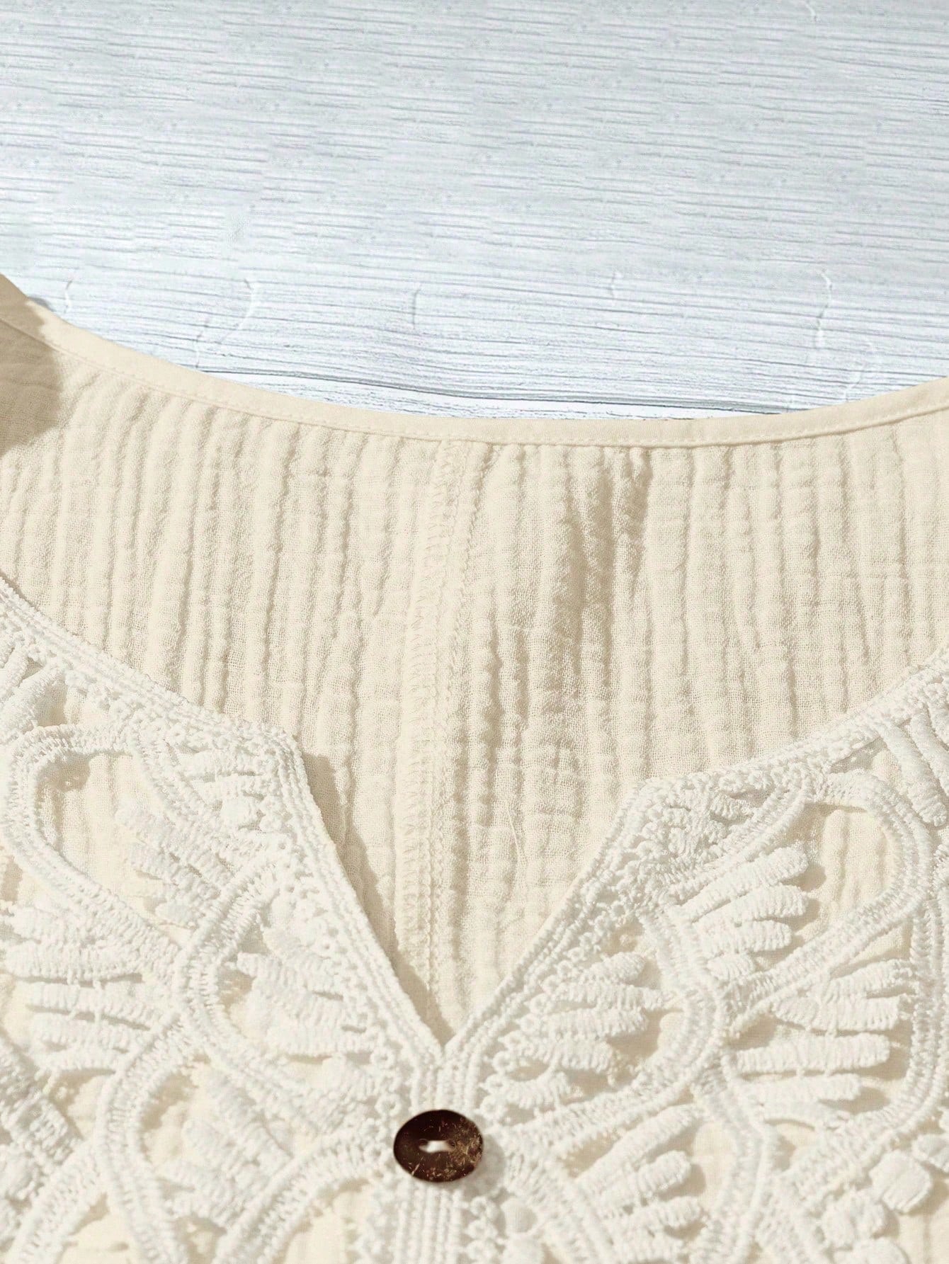 Camisa Feminina com Decote Vazado e Renda Contrastante - Noely. Plus size