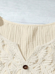 Camisa Feminina com Decote Vazado e Renda Contrastante - Noely. Plus size