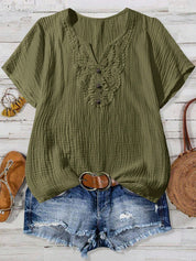 Camisa Feminina com Decote Vazado e Renda Contrastante - Noely. Plus size