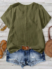 Camisa Feminina com Decote Vazado e Renda Contrastante - Noely. Plus size