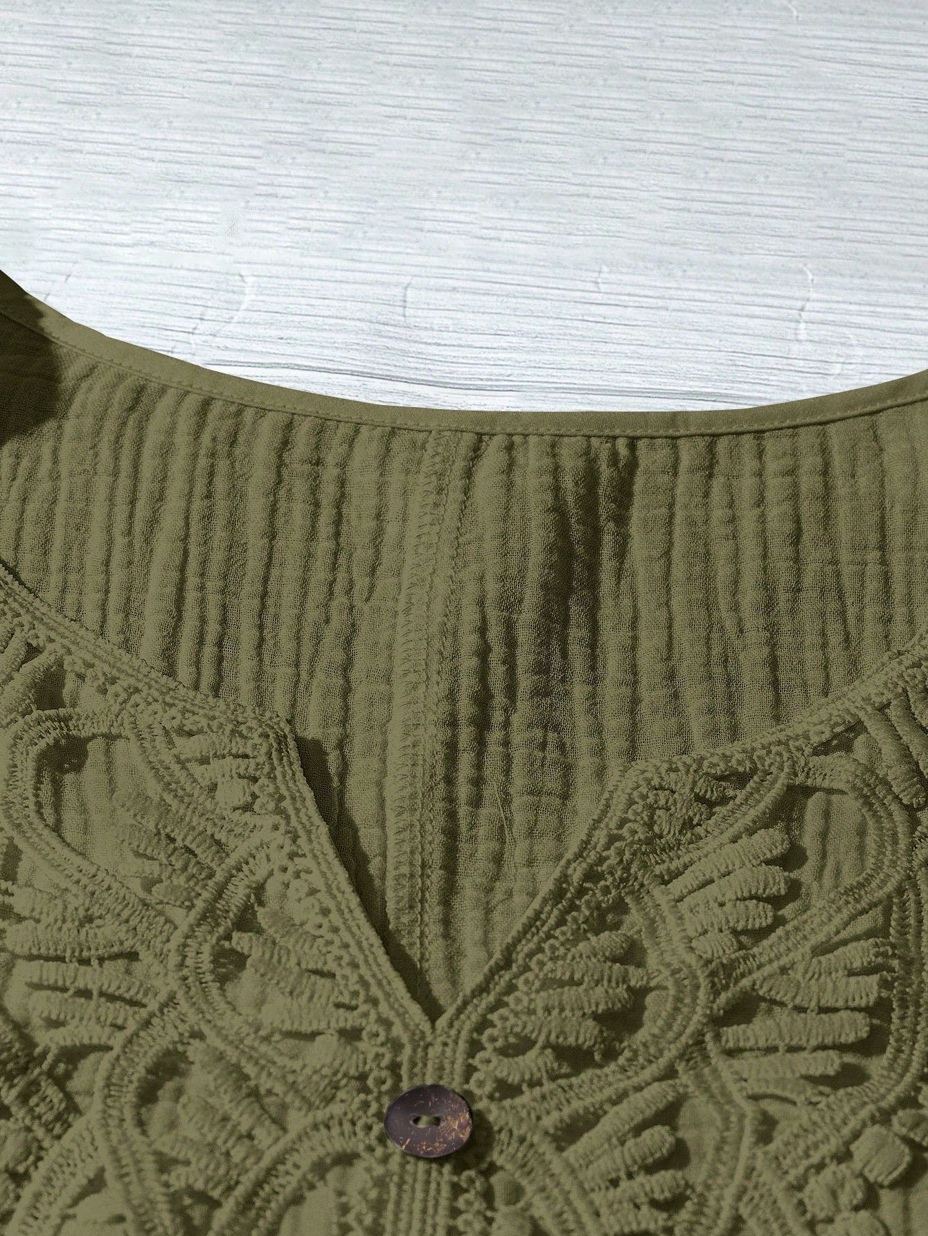 Camisa Feminina com Decote Vazado e Renda Contrastante - Noely. Plus size