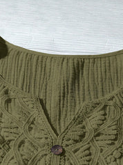 Camisa Feminina com Decote Vazado e Renda Contrastante - Noely. Plus size