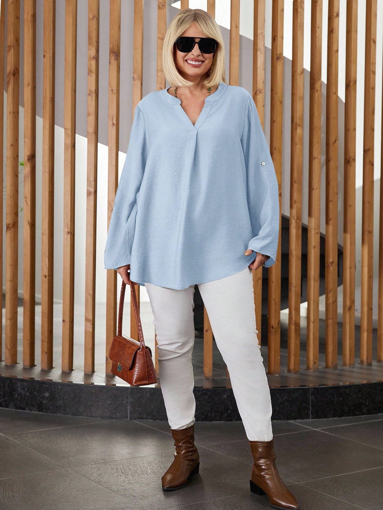 Camisa Feminina com Manga Enrolada. Plus Size - Lilian
