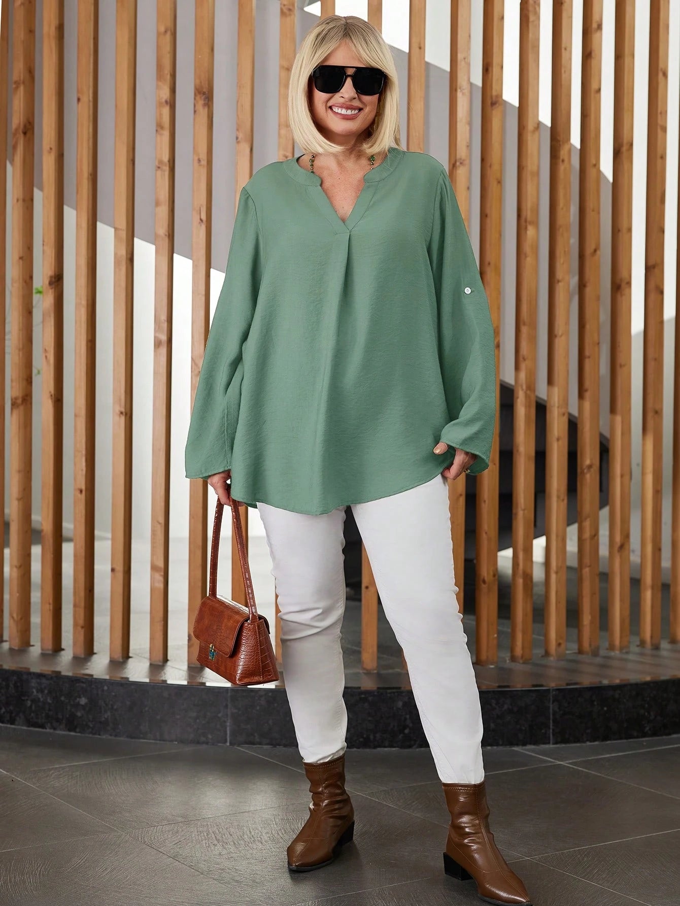Camisa Feminina com Manga Enrolada. Plus Size - Lilian