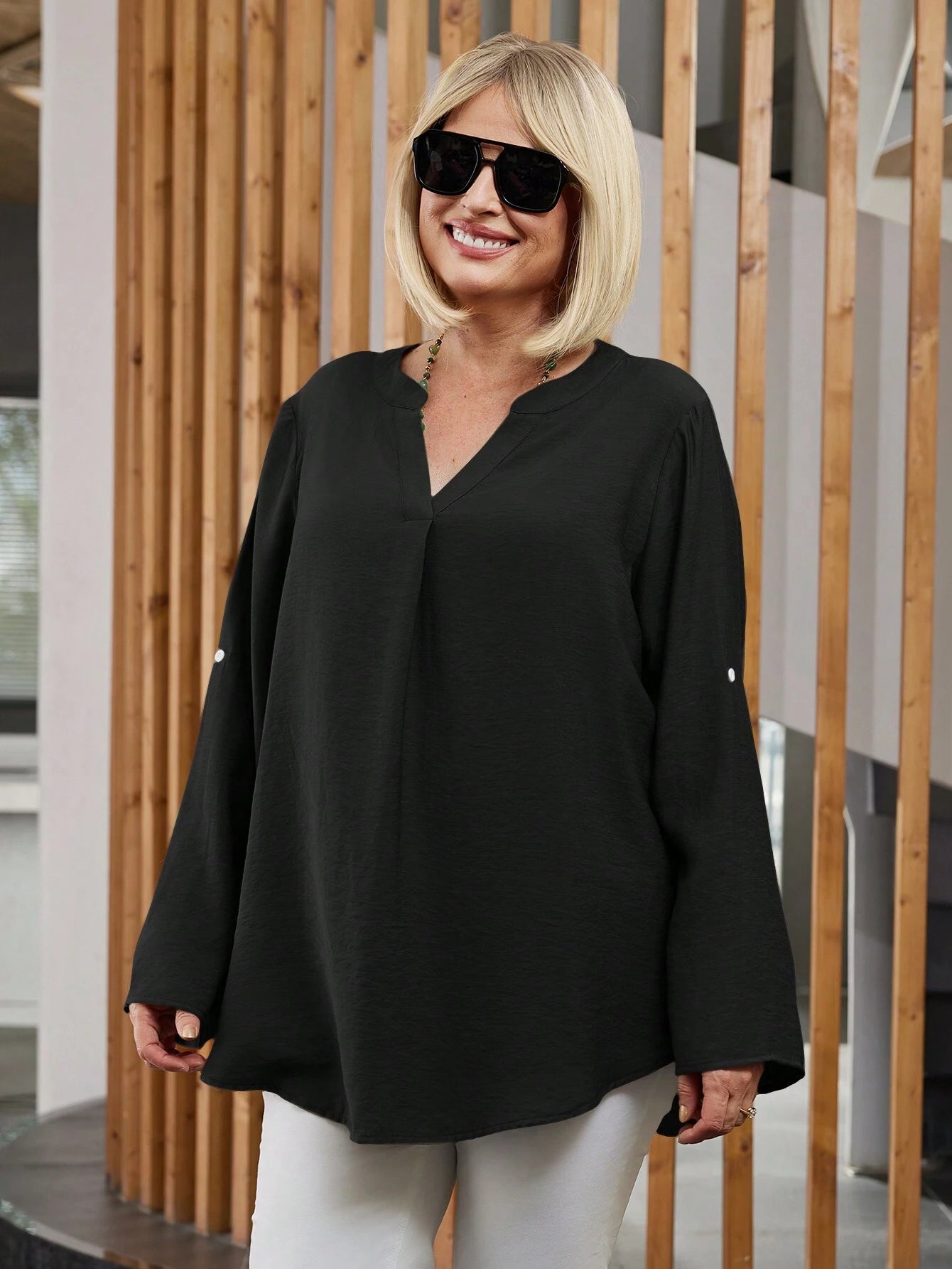 Camisa Feminina com Manga Enrolada. Plus Size - Lilian