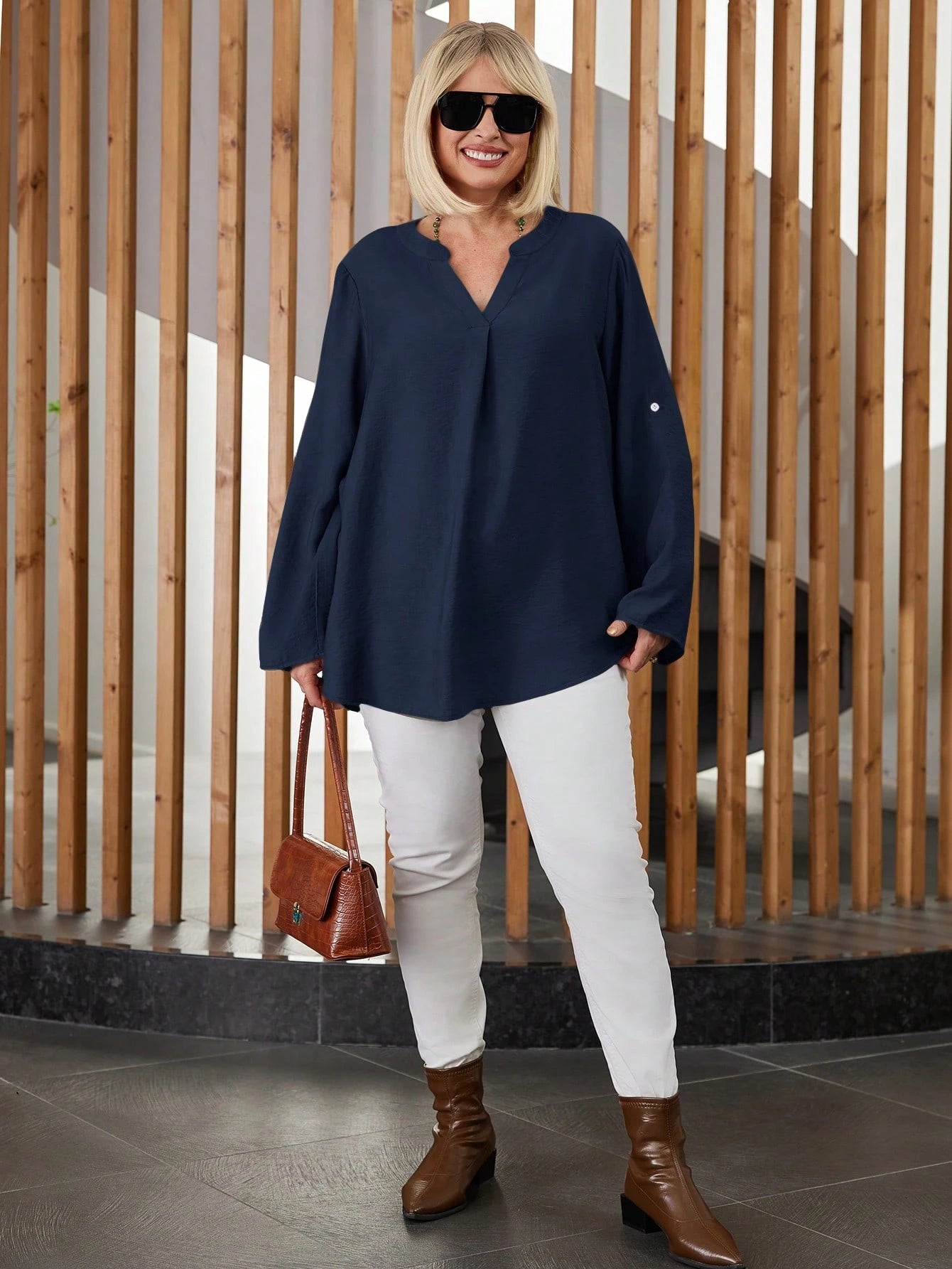 Camisa Feminina com Manga Enrolada. Plus Size - Lilian