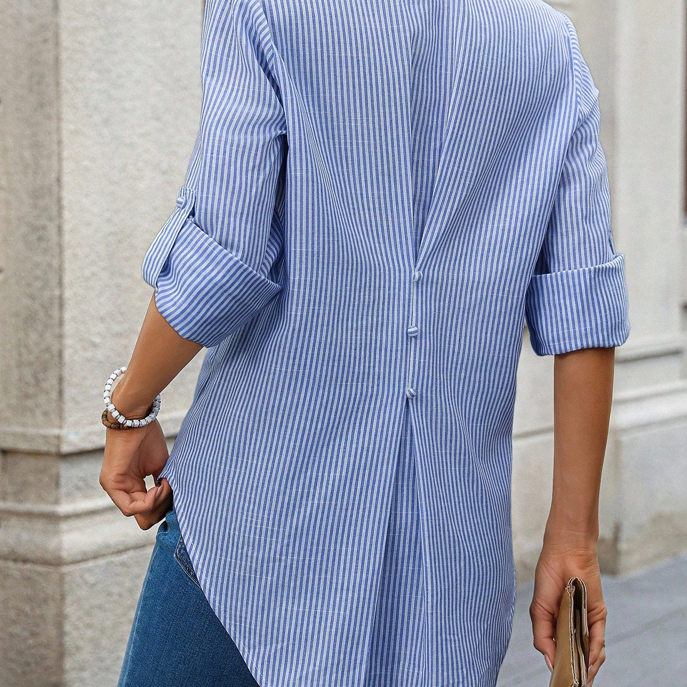 Camisa Solta Feminina com Gola V e Mangas Enroladas - Rosalie