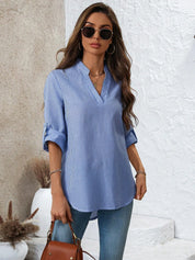 Camisa Solta Feminina com Gola V e Mangas Enroladas - Rosalie