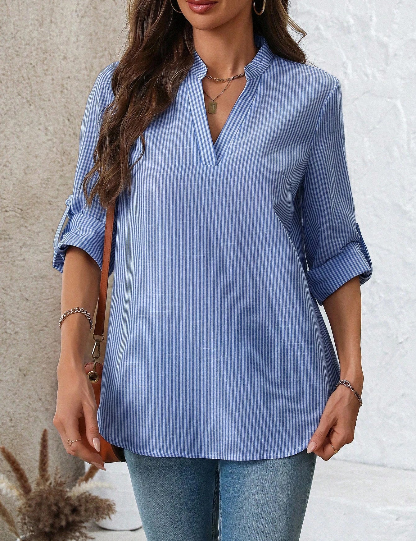 CamisaSoltaFemininacomGolaVeMangasEnroladas-Rosalie_16.webp