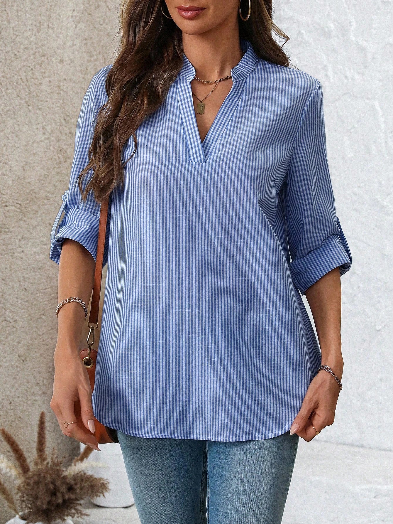 Camisa Solta Feminina com Gola V e Mangas Enroladas - Rosalie