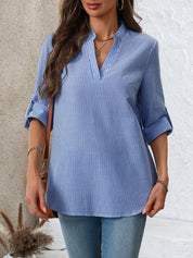 Camisa Solta Feminina com Gola V e Mangas Enroladas - Rosalie