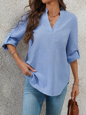 Camisa Solta Feminina com Gola V e Mangas Enroladas - Rosalie
