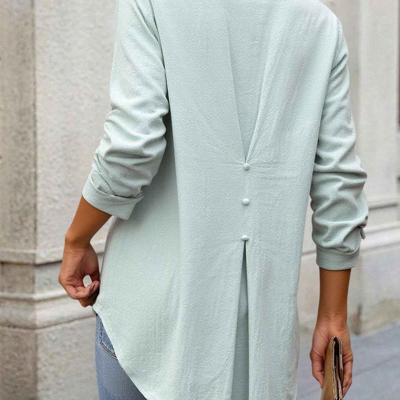 Camisa Solta Feminina com Gola V e Mangas Enroladas - Rosalie