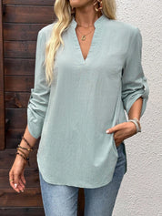 Camisa Solta Feminina com Gola V e Mangas Enroladas - Rosalie