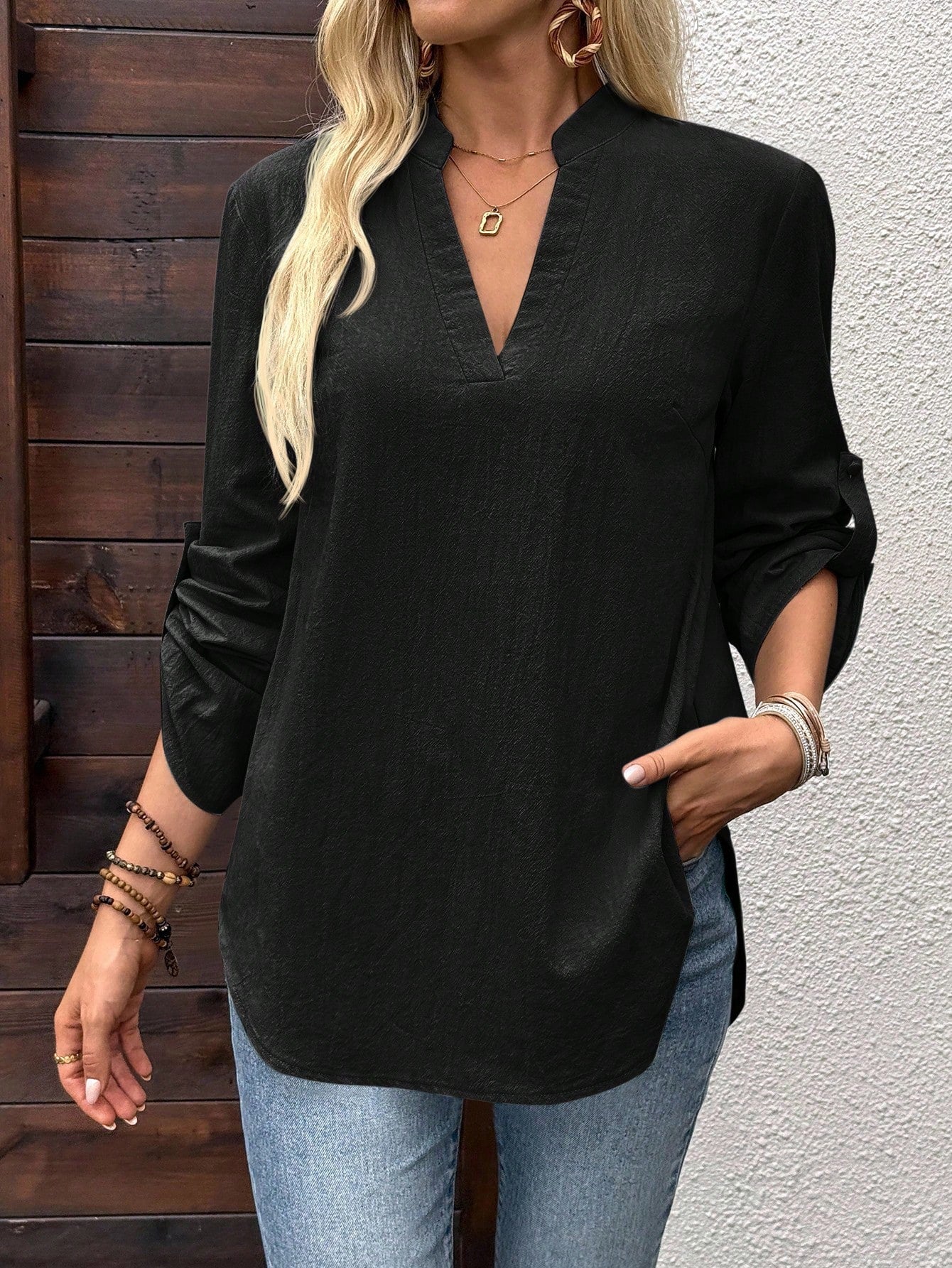Camisa Solta Feminina com Gola V e Mangas Enroladas - Rosalie