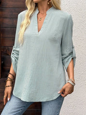 Camisa Solta Feminina com Gola V e Mangas Enroladas - Rosalie