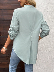 Camisa Solta Feminina com Gola V e Mangas Enroladas - Rosalie
