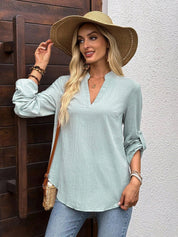Camisa Solta Feminina com Gola V e Mangas Enroladas - Rosalie