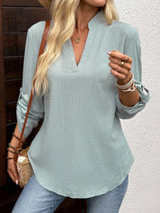 Camisa Solta Feminina com Gola V e Mangas Enroladas - Rosalie