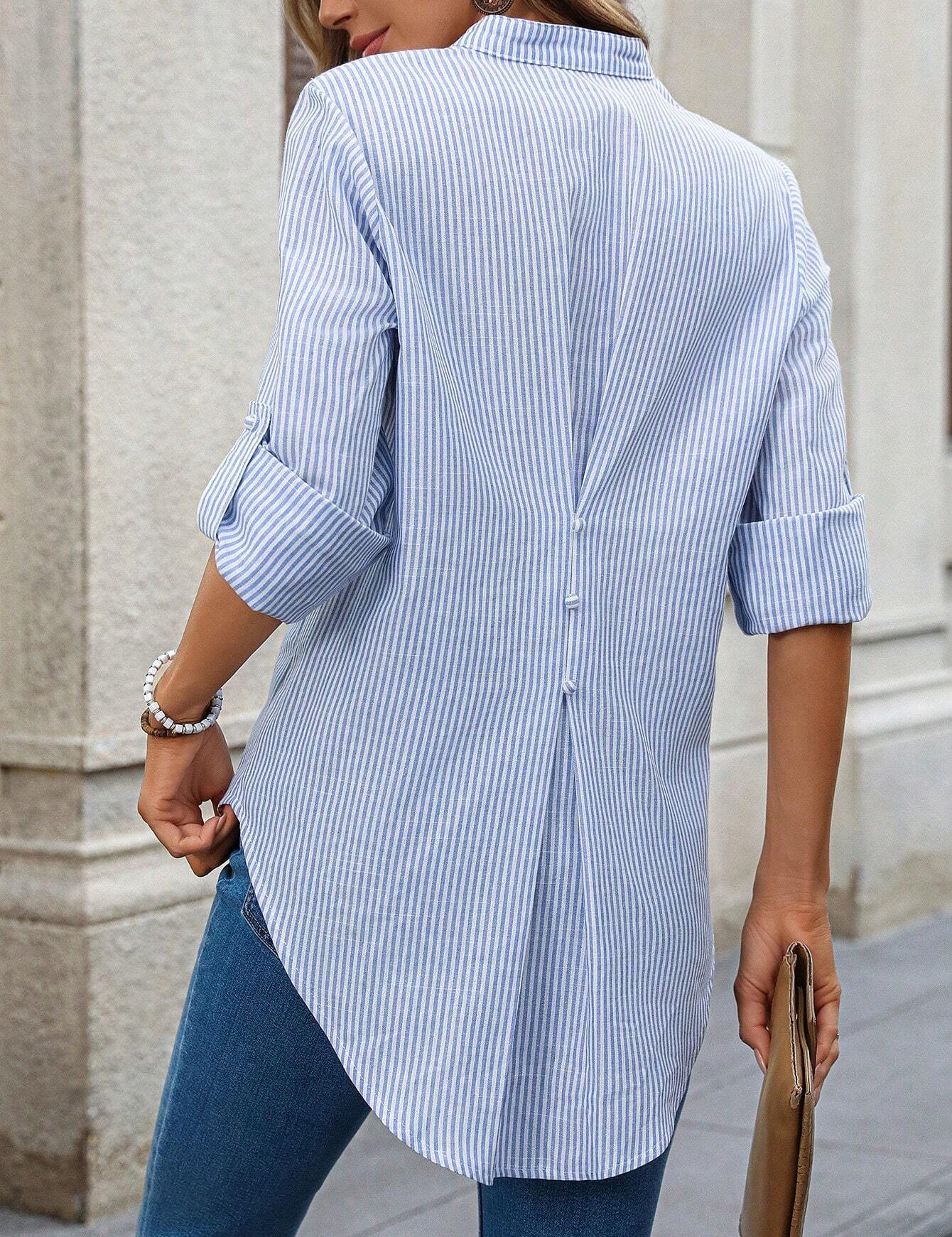 Camisa Solta Feminina com Gola V e Mangas Enroladas - Rosalie