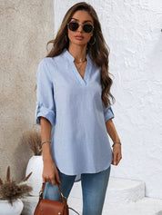 Camisa Solta Feminina com Gola V e Mangas Enroladas - Rosalie