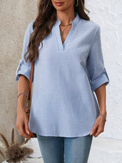 Camisa Solta Feminina com Gola V e Mangas Enroladas - Rosalie