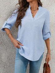 Camisa Solta Feminina com Gola V e Mangas Enroladas - Rosalie