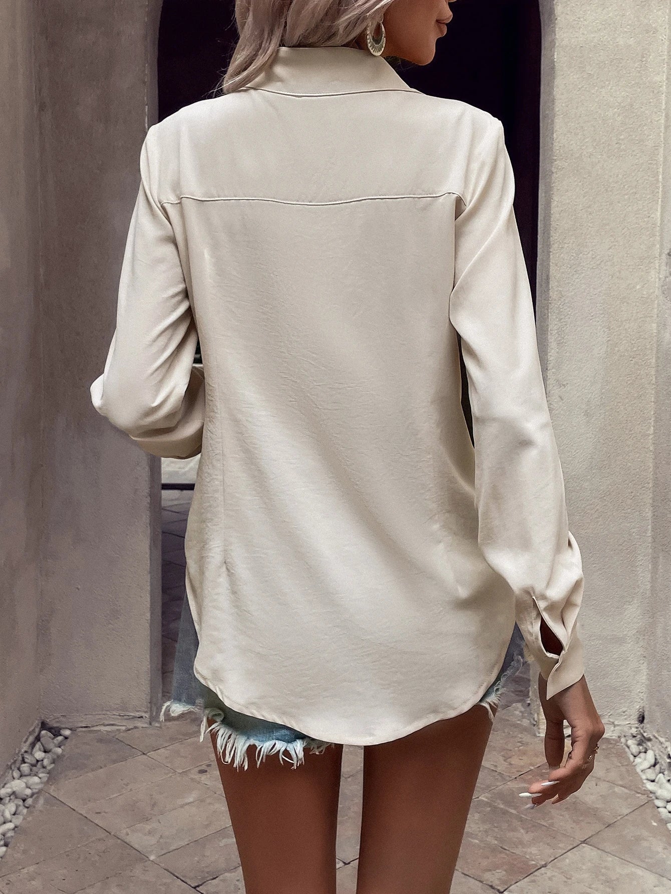 Camisa com Barra Curva e Botão Oculto, de Manga Longa - Noémie