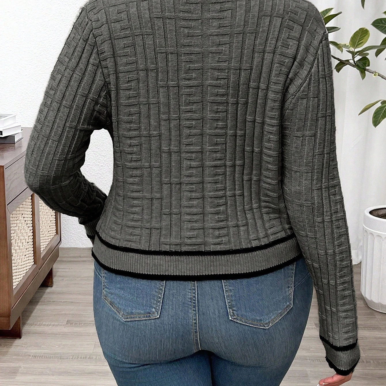 Cardigan_feminino_plus_size_de_trico_Chloe_14.webp