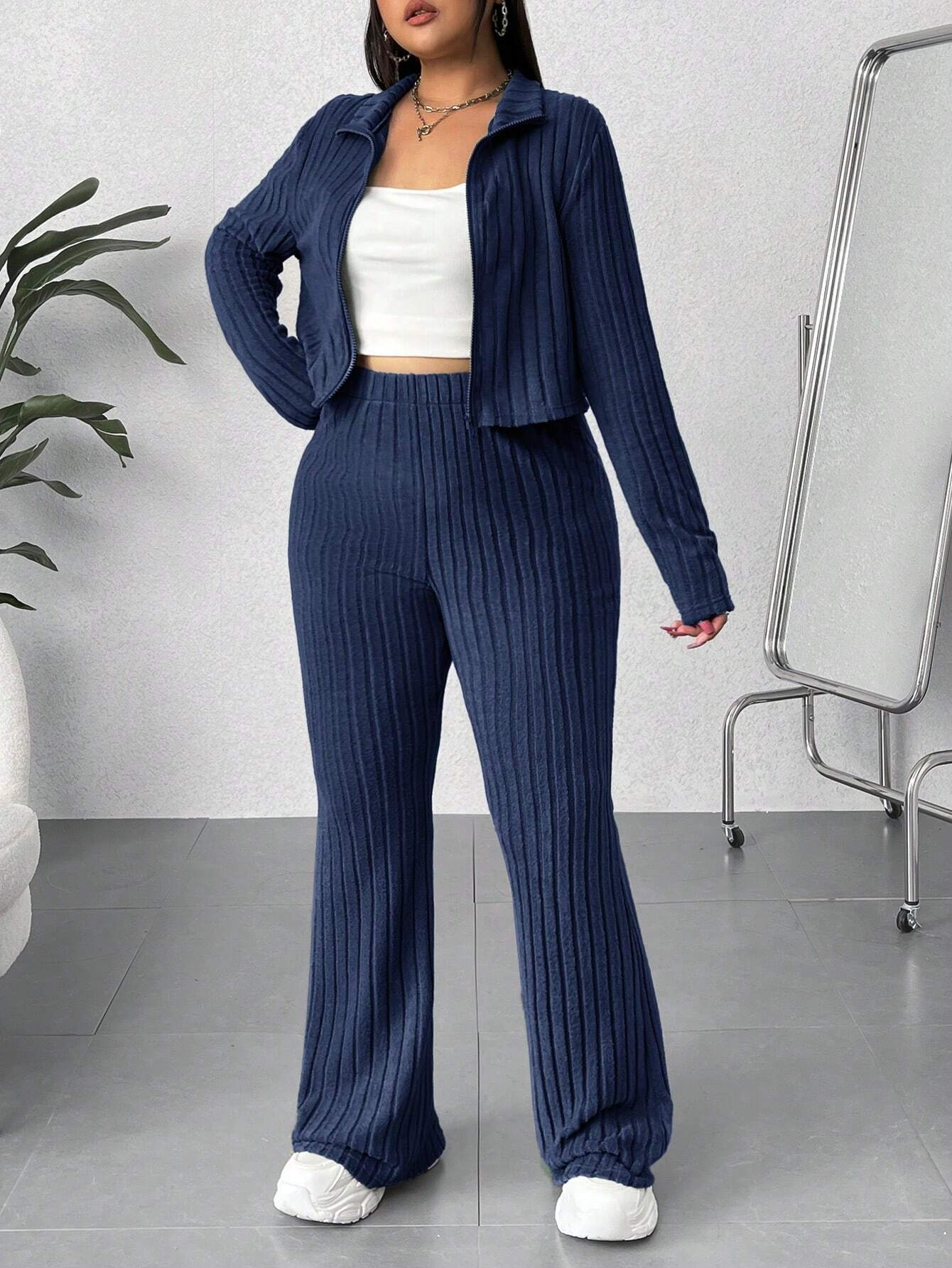 Conjunto Feminino Plus Size de 2 Peças Jaqueta com Capuz e Calça - Cristina