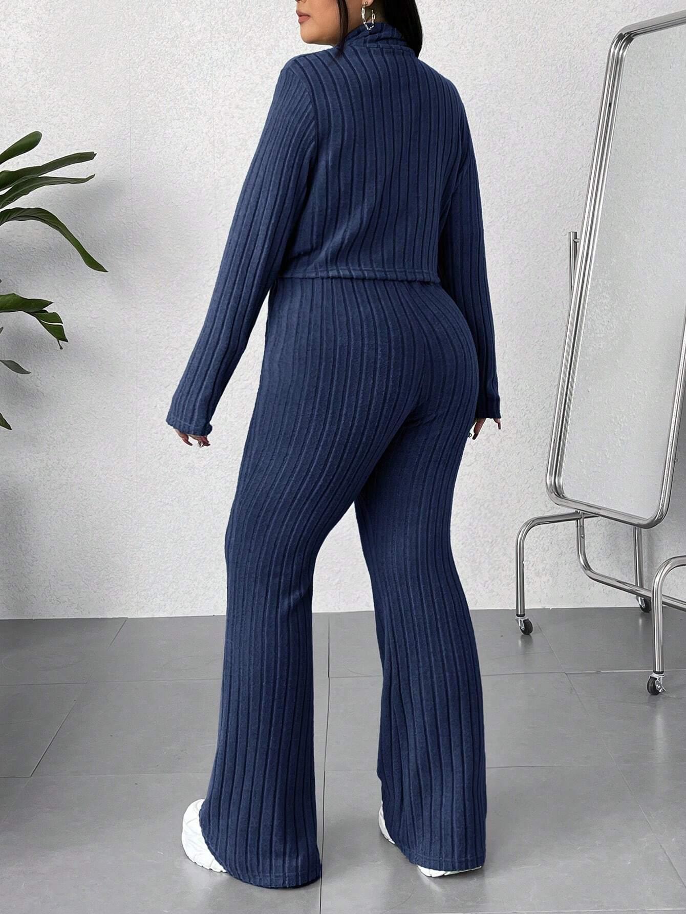 Conjunto Feminino Plus Size de 2 Peças Jaqueta com Capuz e Calça - Cristina