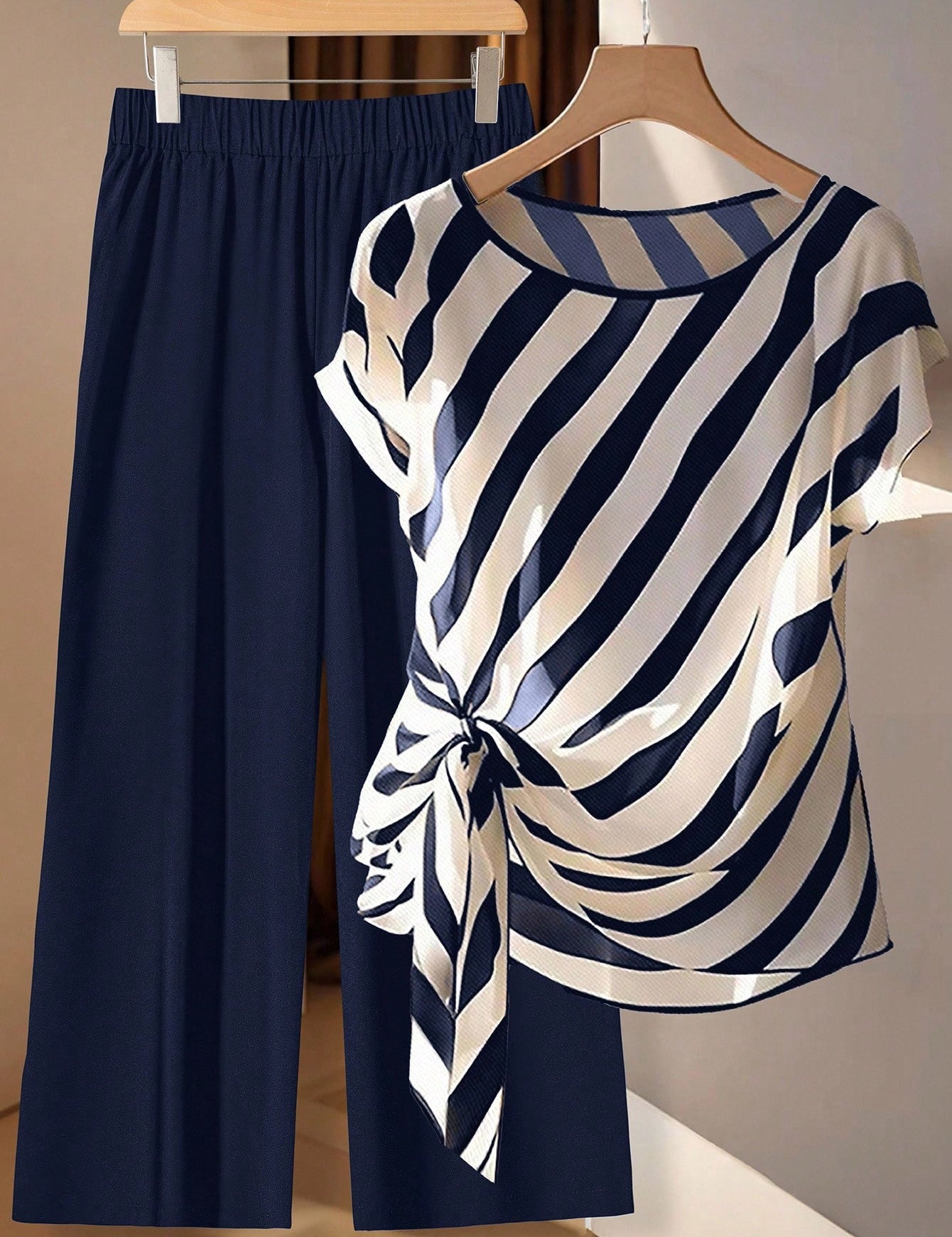 Conjunto Feminino de 2 peças com Camisa Listrada e Calça. Plus Size - Louisa