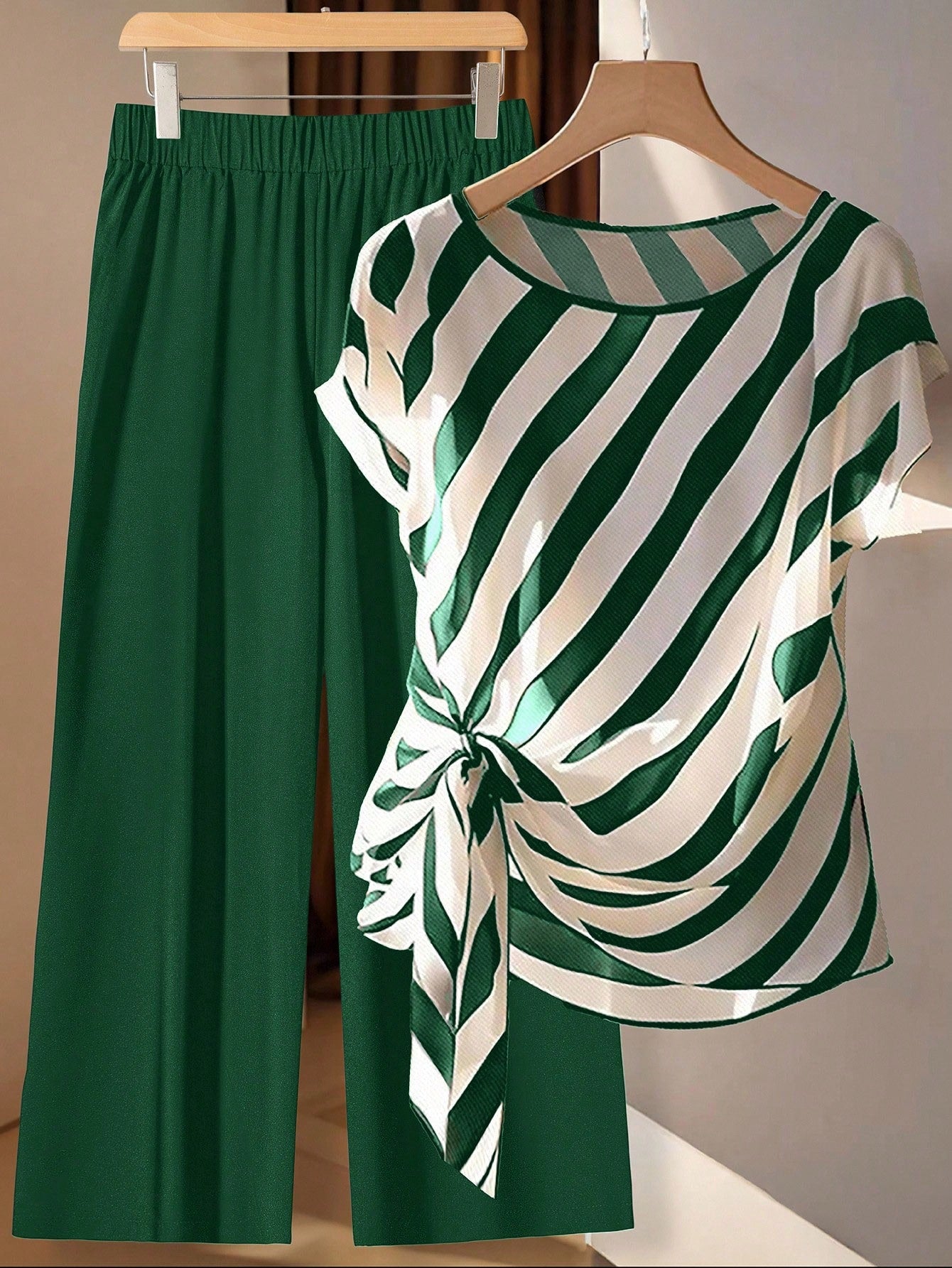 Conjunto Feminino de 2 peças com Camisa Listrada e Calça. Plus Size - Louisa