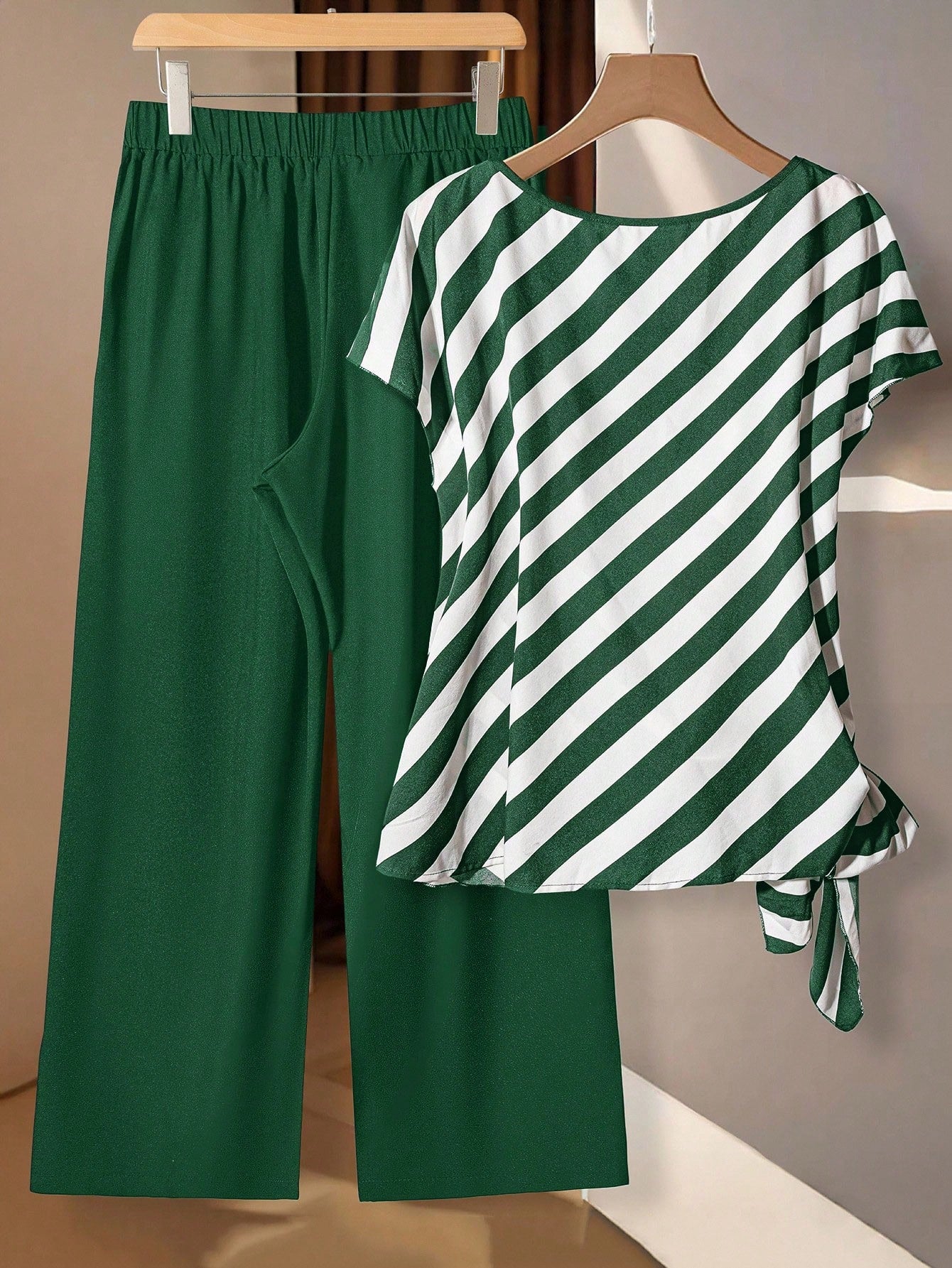 Conjunto Feminino de 2 peças com Camisa Listrada e Calça. Plus Size - Louisa