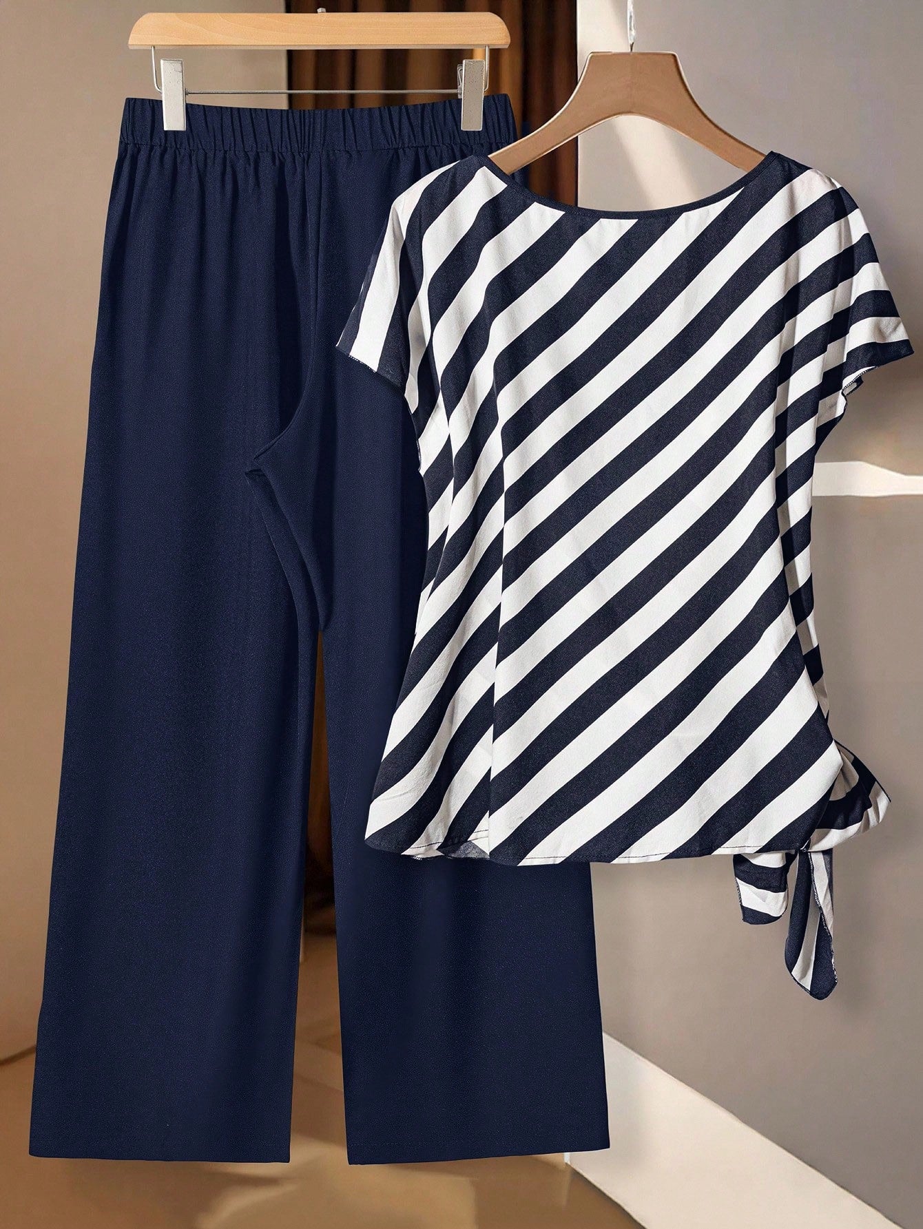 Conjunto Feminino de 2 peças com Camisa Listrada e Calça. Plus Size - Louisa