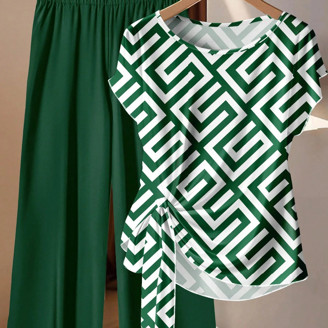 Conjunto Feminino de 2 peças com Camisa Listrada e Calça. Plus Size - Louisa