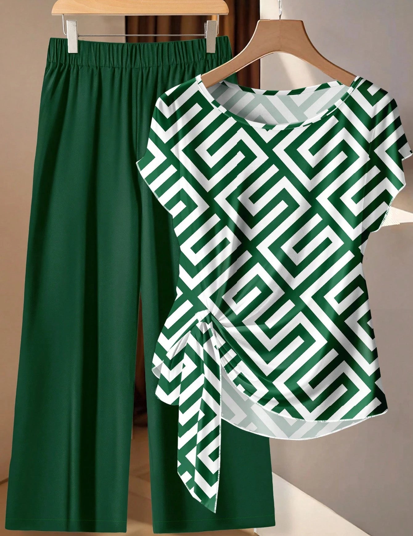 Conjunto Feminino de 2 peças com Camisa Listrada e Calça. Plus Size - Louisa