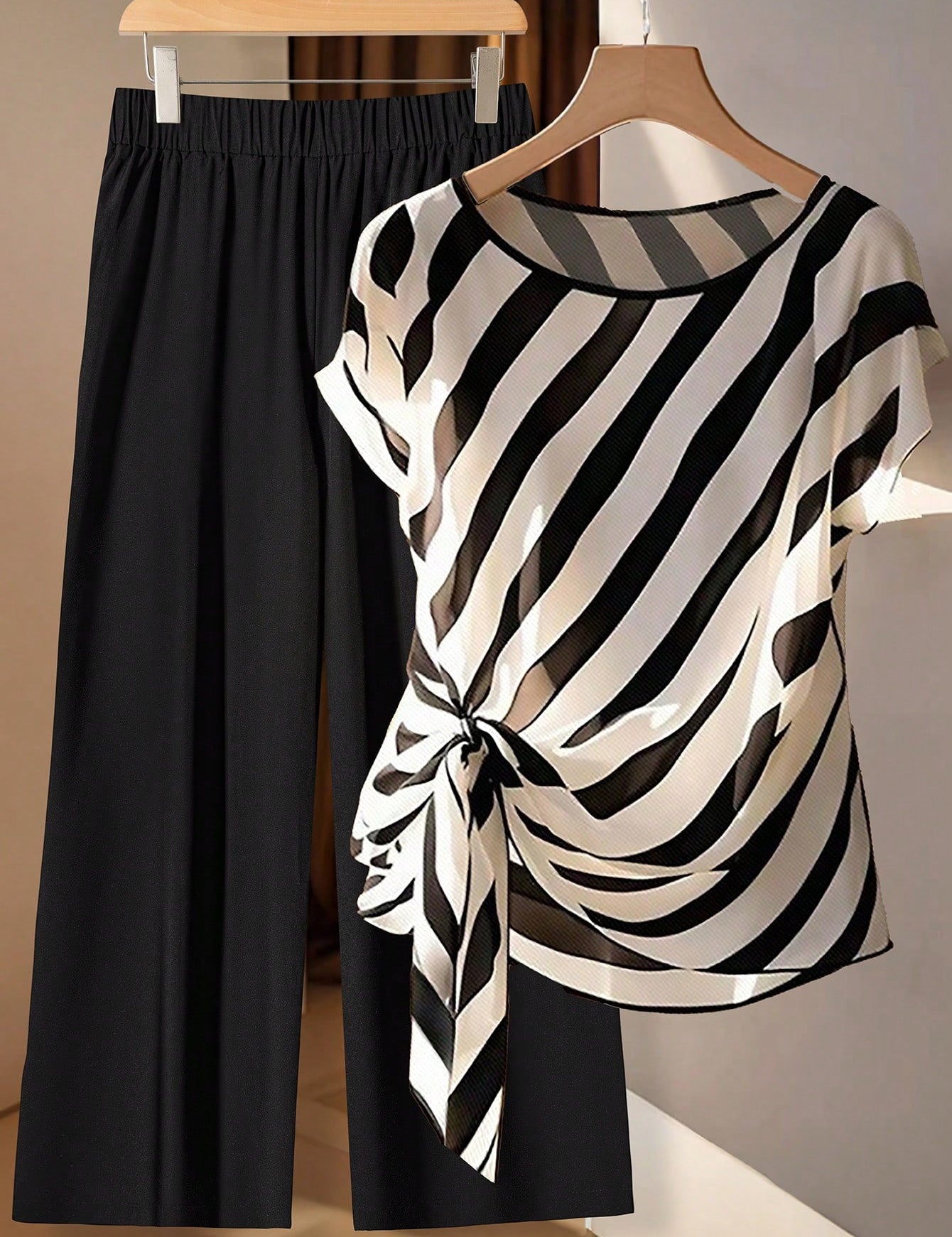 Conjunto Feminino de 2 peças com Camisa Listrada e Calça. Plus Size - Louisa