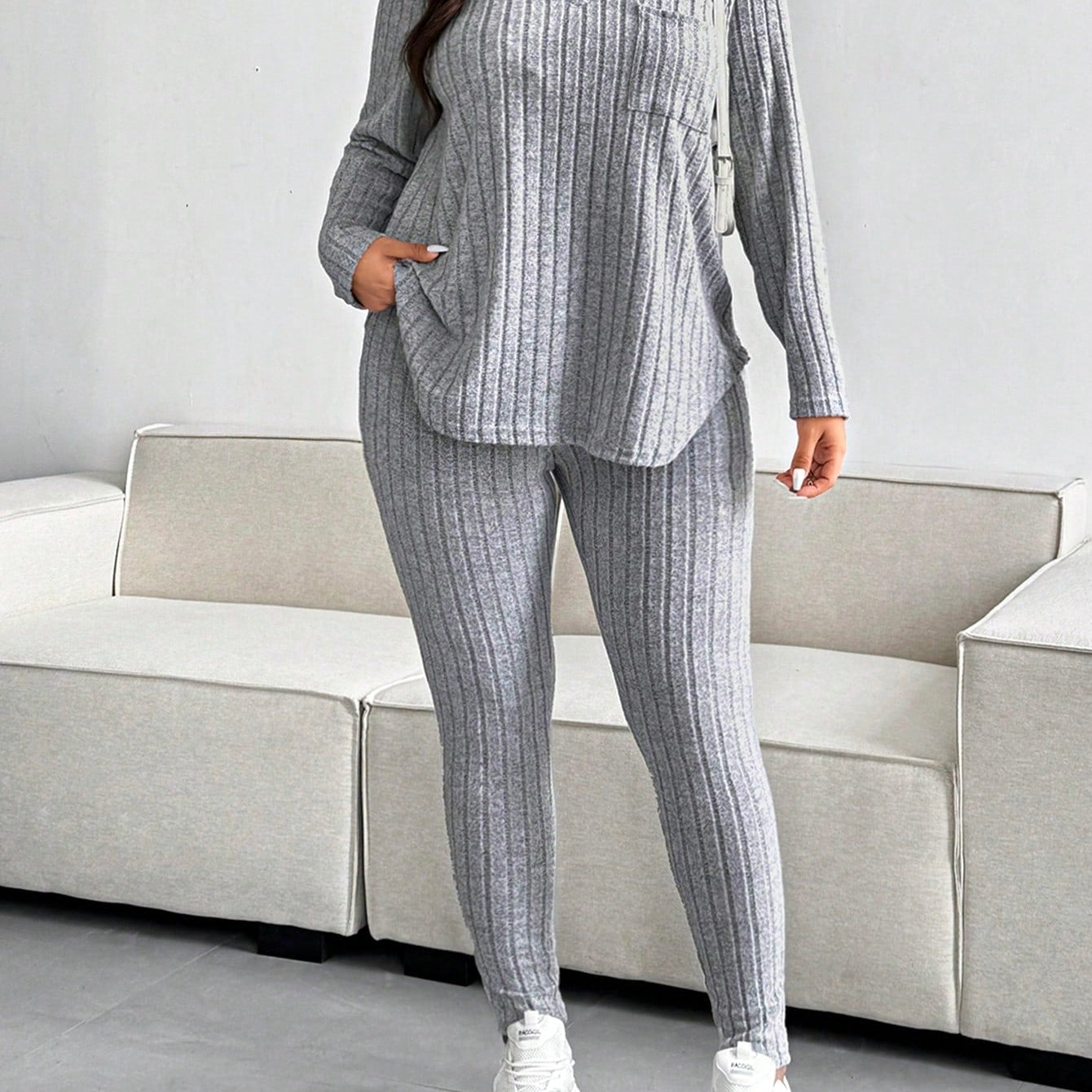 Conjunto Feminino de Blusa com Decote em V e Calça plus size Emilie.