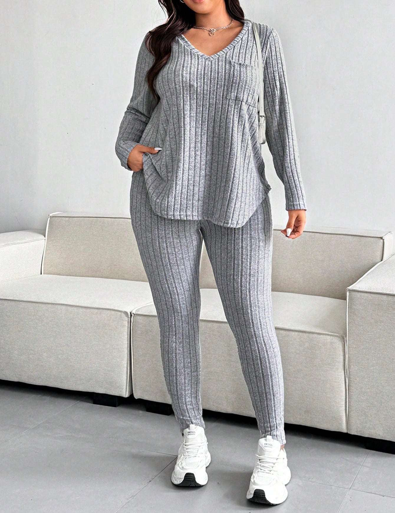 Conjunto Feminino de Blusa com Decote em V e Calça plus size Emilie.