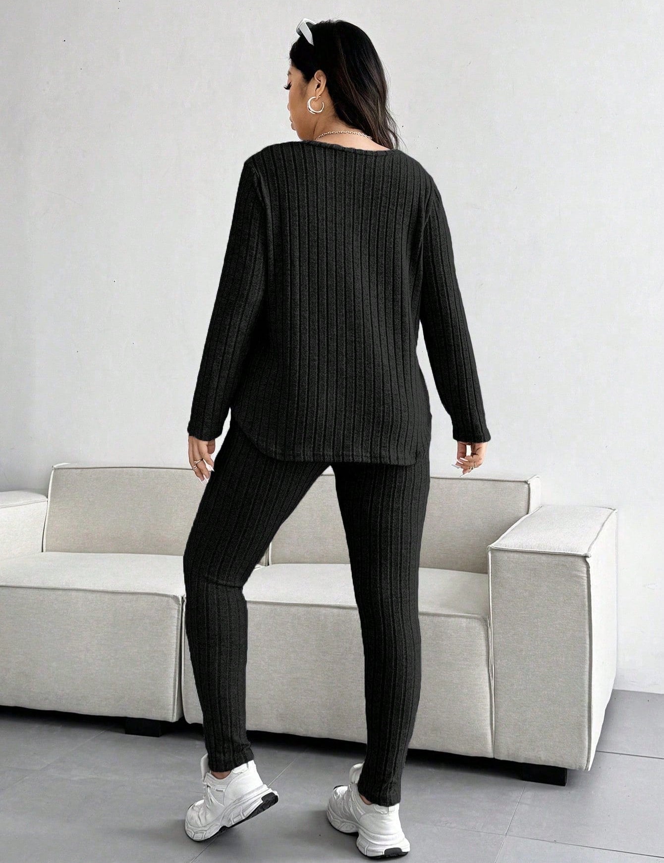 Conjunto_Feminino_de_Blusa_com_Decote_em_V_e_Calca_-_Emilie._Plus_Size_5.jpg