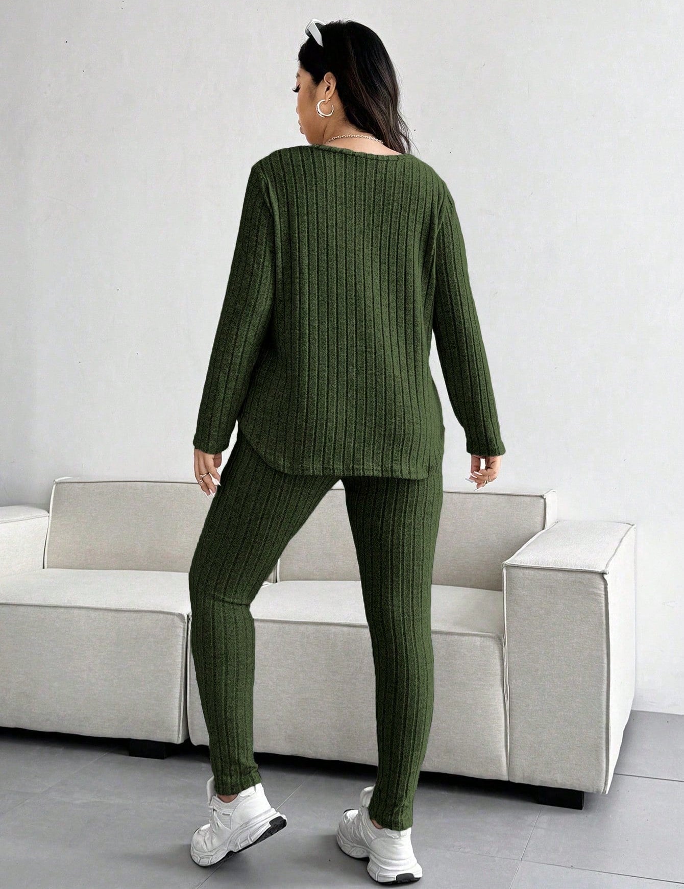 Conjunto_Feminino_de_Blusa_com_Decote_em_V_e_Calca_-_Emilie._Plus_Size_7.jpg