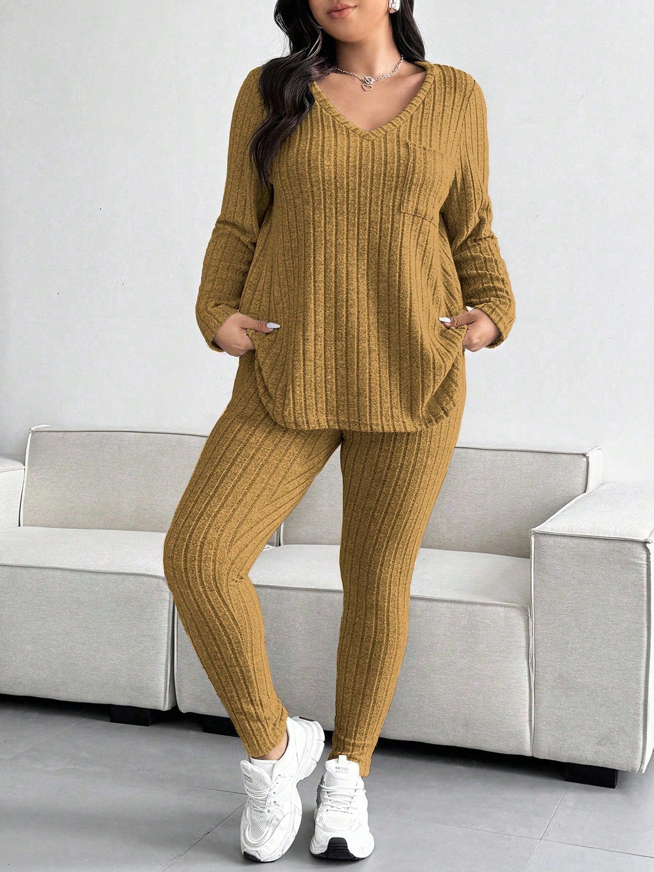 Conjunto Feminino de Blusa com Decote em V e Calça plus size Emilie.