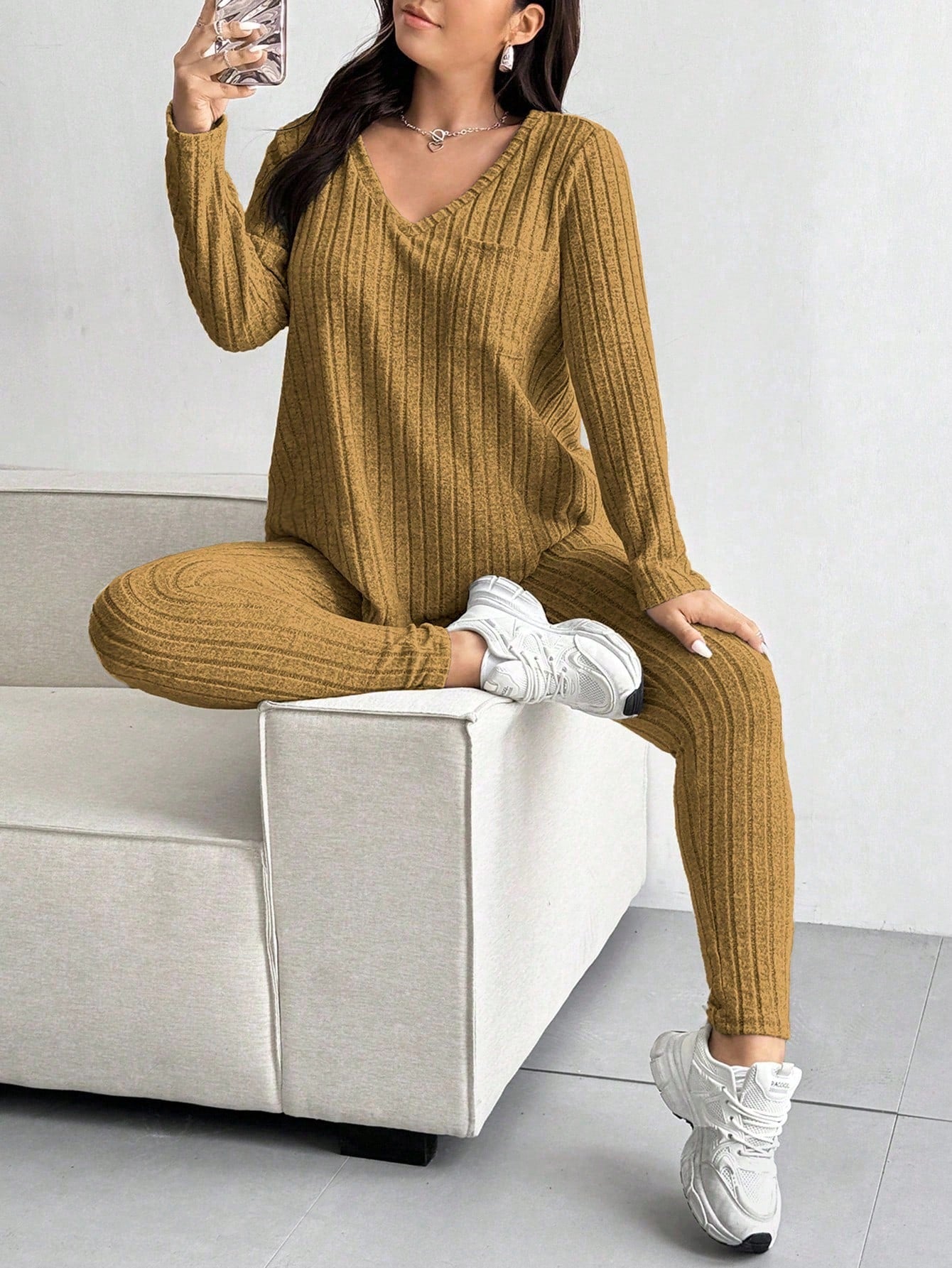 Conjunto Feminino de Blusa com Decote em V e Calça plus size Emilie.