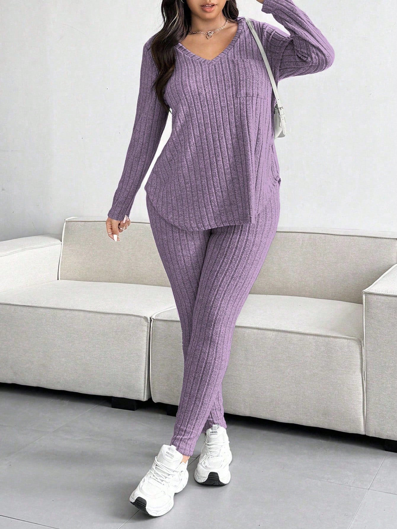 Conjunto Feminino de Blusa com Decote em V e Calça plus size Emilie.